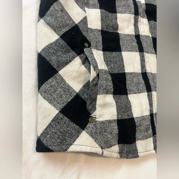 Maurices Women’s Black and White Plaid Quilted Vest with Pockets Size Large - Picture 2 of 15